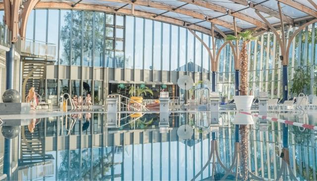 Blick auf die spiegelglatte Wasseroberfläche vom Sportschwimmbecken im Hallenbad